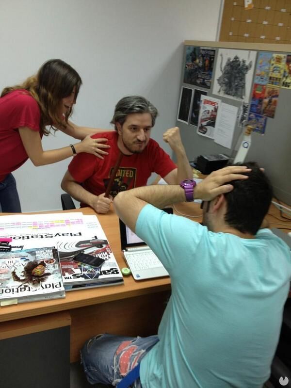 Paz Boris en la Revista Oficial PlayStation, con el redactor jefe, Bruno Sol.