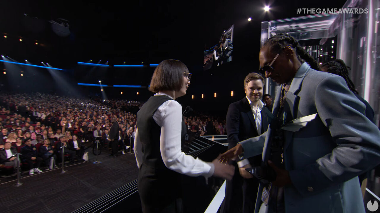 Snoop Dogg entrega el premio a mejor juego en curso.