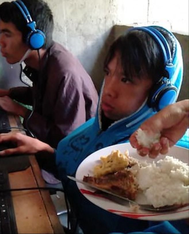 Una madre se ve forzada a darle de comer a su hijo adicto a los videojuegos