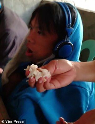 Una madre se ve forzada a darle de comer a su hijo adicto a los videojuegos