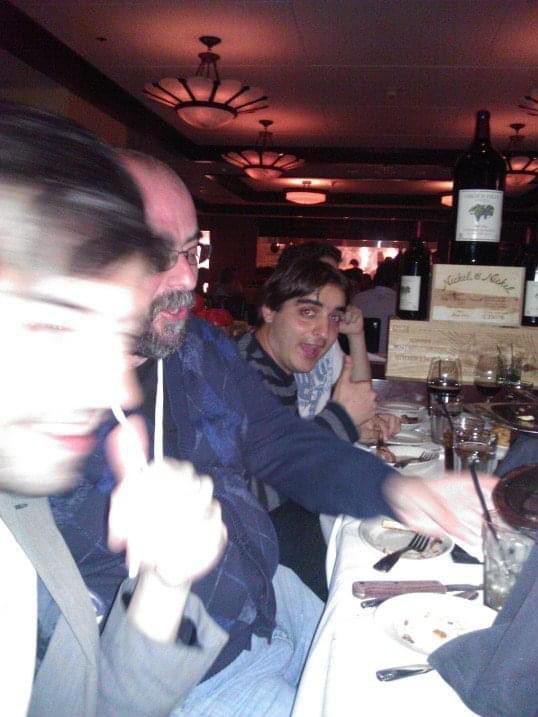 “Una imagen de un momento muy divertido que ahora me pone triste”, explica Sánchez. De izquierda a derecha: el desaparecido Omar Álvarez, Sánchez y Jesús Bella (3DJuegos).