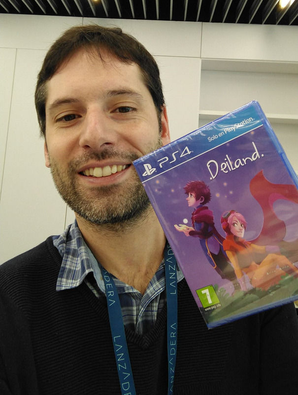 Abraham Cózar, con una copia de su primer juego físico, 'Deiland'.