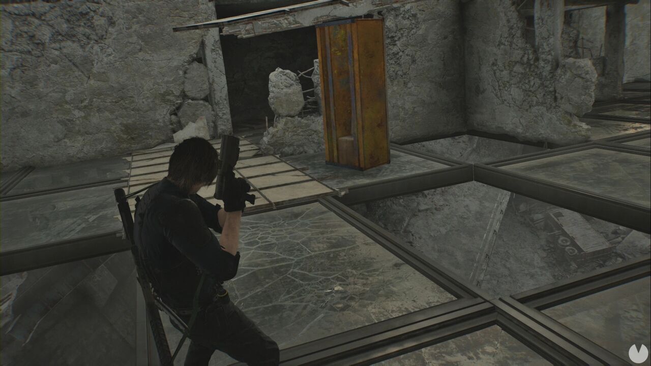 Resident Evil Requiem - East Raccoon City, cabinet that must fall through the glass to create a ramp