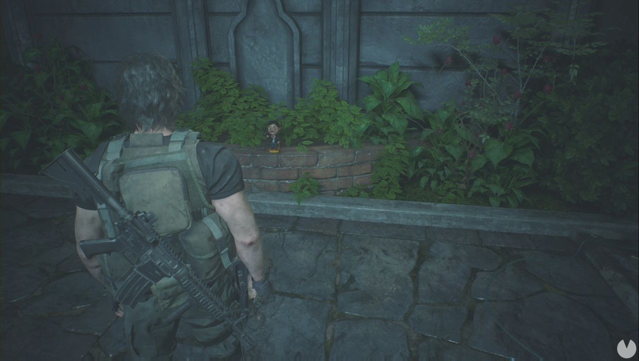Resident Evil 3 Remake - Mr. Charlie: Charlie outside the Police Station (Screenshot)