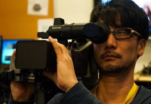 Hideo Kojima con una c�mara de v�deo