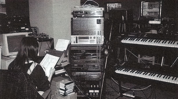 Tokuhiko Uwabo trabajando en el estudio dentro de las oficinas de SEGA.