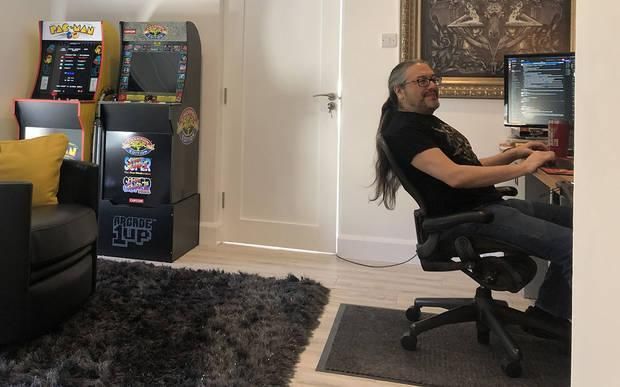 John Romero trabajando desde casa durante la pandemia del coronavirus