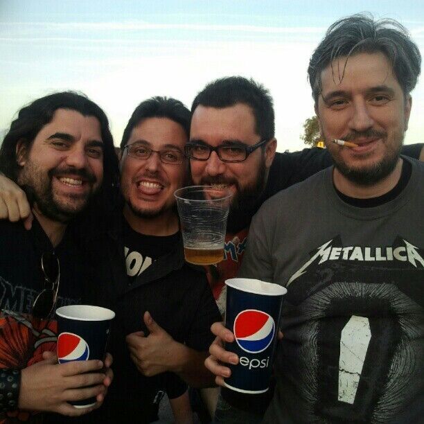 La prensa  viendo a Metallica en Barcelona cuando presentaron 'Guitar Hero: Metallica'. De izquierda a derecha: Maeso, Sanz, Toms Fernndez (Los 40) y Bruno Sol (Revista Oficial PlayStation).