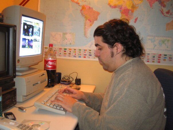 Maeso editando Xbox Magazine en casa del maquetador y director de cine Paco Limn.