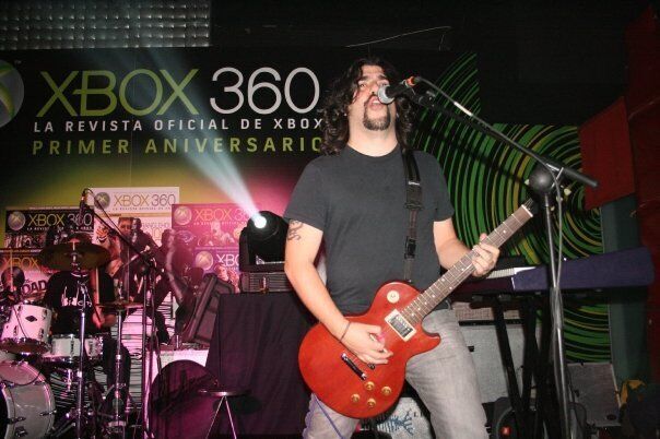 Maeso tocando en la fiesta de la Revista Oficial Xbox 360.