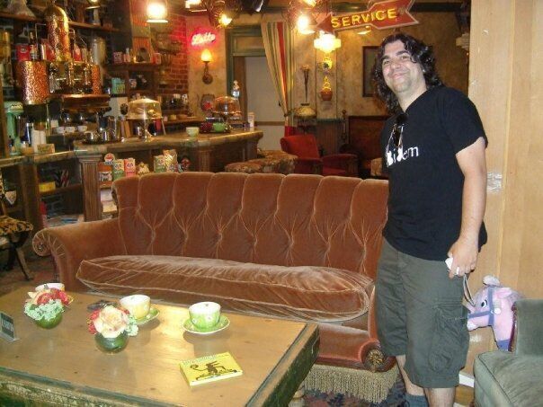 En algunos viajes daba tiempo a algo de turismo. En la imagen, Maesto en el Central Perk de la serie Friends, en los estudios Warner en Los ngeles.