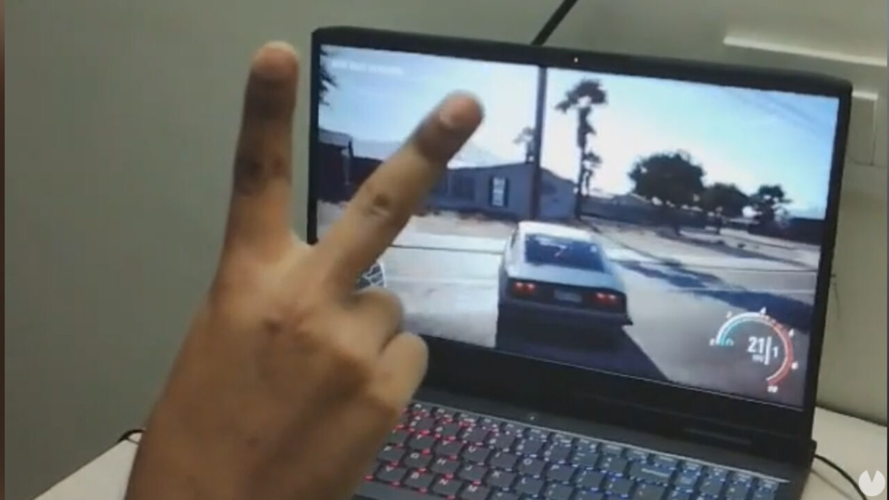 Un estudiante inventa un sistema para jugar sin mando: Sólo necesita hacer gestos frente a la cámara