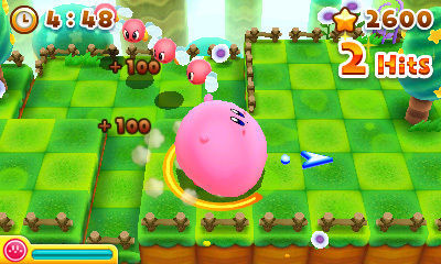 Tragar rivales y lanzarlos contra el resto es nuestra tarea principal en cada fase que presenta esta mini aventura de Kirby.