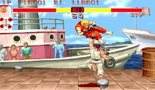 El inquietante señor de la gabardina del escenario de Ken.