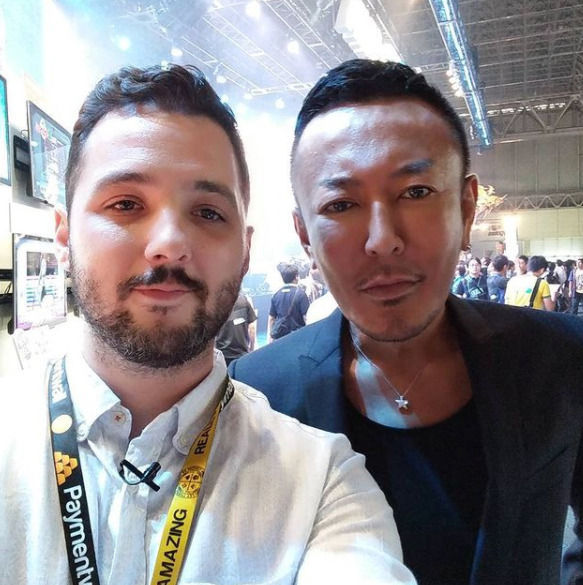 Robles con Toshihiro Nagoshi, creador de la serie 'Yakuza'.