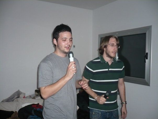 Robles y Sànchez jugando a 'SingStar' en 2008.