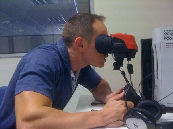 Raluy mirando por el visor de una Nintendo Virtual Boy.