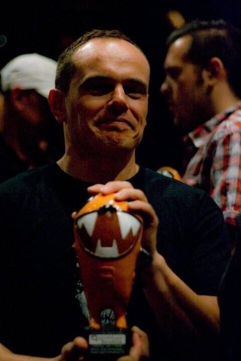 Raluy con una Pulga, el premio a los mejores videojuegos españoles, que 'Lords of Shadow' consiguió en 2011.