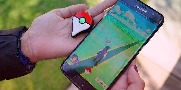 Pokémon GO Plus se puede llevar como una pulsera o suelto enganchado a la ropa o en un bolsillo.