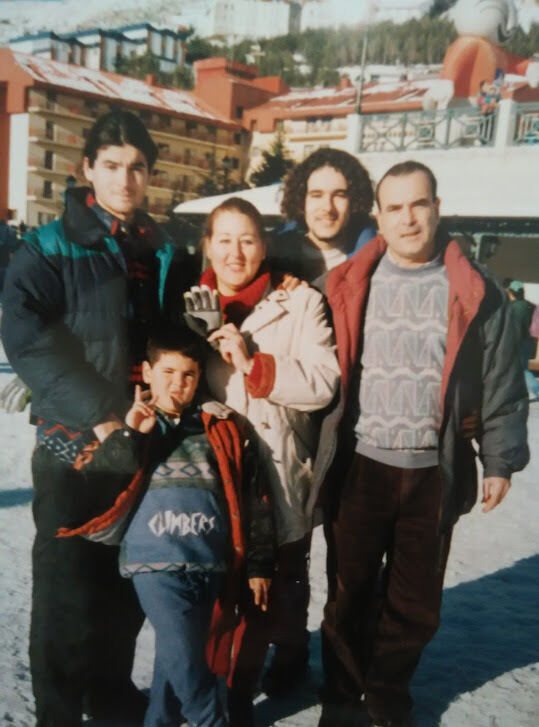 Imagen familiar de los hermanos Ramos con quienes potenciaron los videojuegos en la familia, los padres Marisol y Miguel.