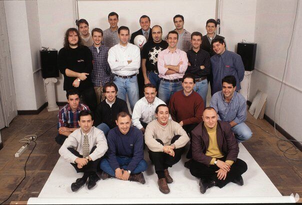 El equipo que creó PC Fúbol 6 en 1996. En el centro, sujetando un balón, la “cara” del juego, el exfutbolista Michael Robinson.