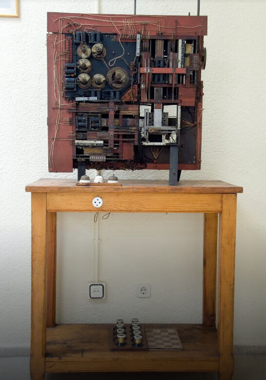 El primer Ajedrecista de 1912, presentado como un modelo experimental en París en 1914.