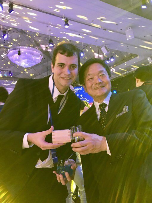 García se pudo tomar una foto con Kutaragi así tres lustros después del primer encuentro.