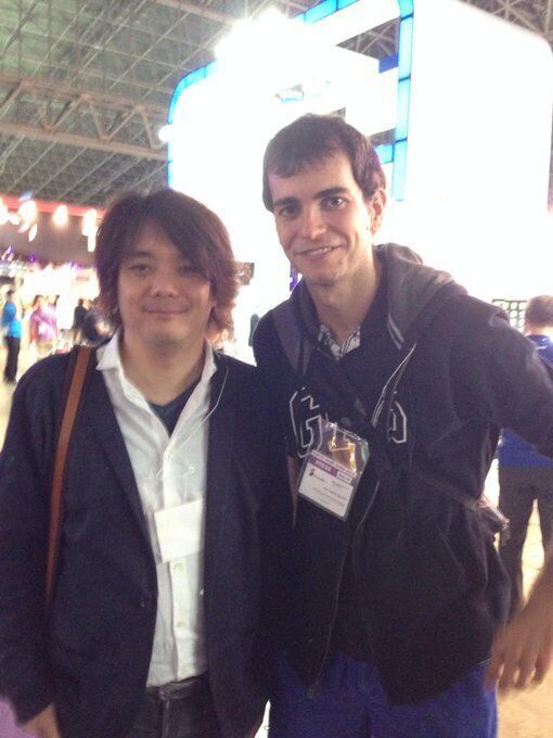 García con Hino San, presidente de Level-5, en el TGS tras localizar 'Inazuma Eleven'.