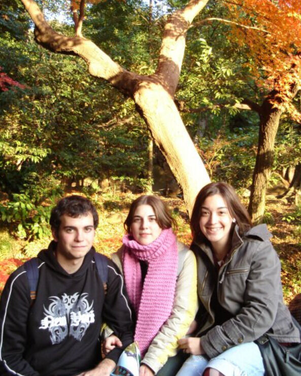 De izquierda a derecha: Luis García Navarro, Patricia Trujillo (ex traductora de Nintendo y Capcom) y Claudia Cano, compañeras de clase de García.