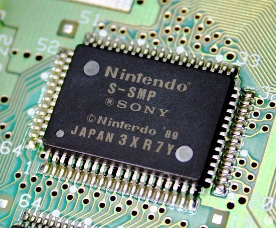 El portensoso chip de sonido de la SNES fue dise�ado por Ken Kutaragi, quien a�os m�s tarde liderar�a el desarrollo de la PlayStation.